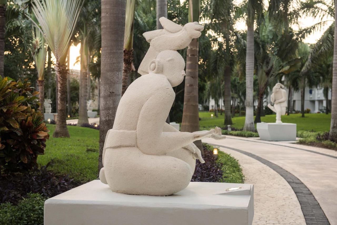 Grand Sunset Princess Playa del Carmen Eksteriør bilde Sculpture at the Four Seasons Hotel, Miami