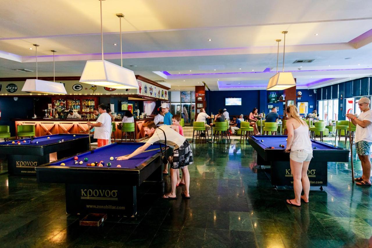 Grand Sunset Princess Playa del Carmen Eksteriør bilde The pool table at the bar