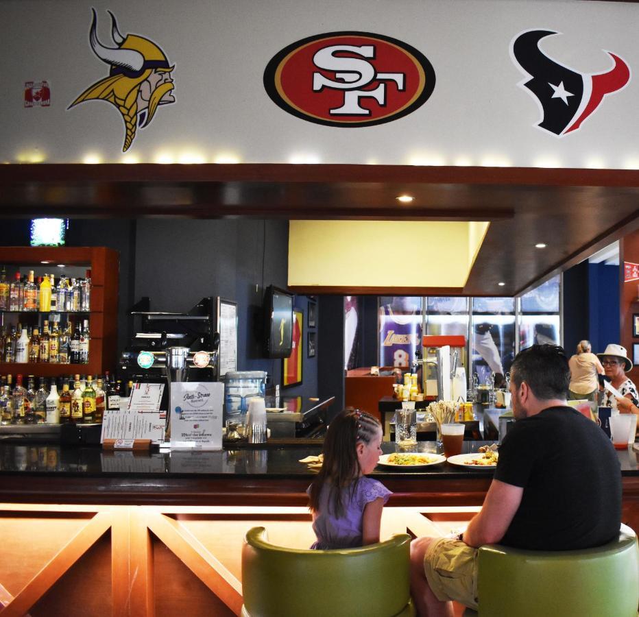 Grand Sunset Princess Playa del Carmen Eksteriør bilde The bar at the 49ers Museum