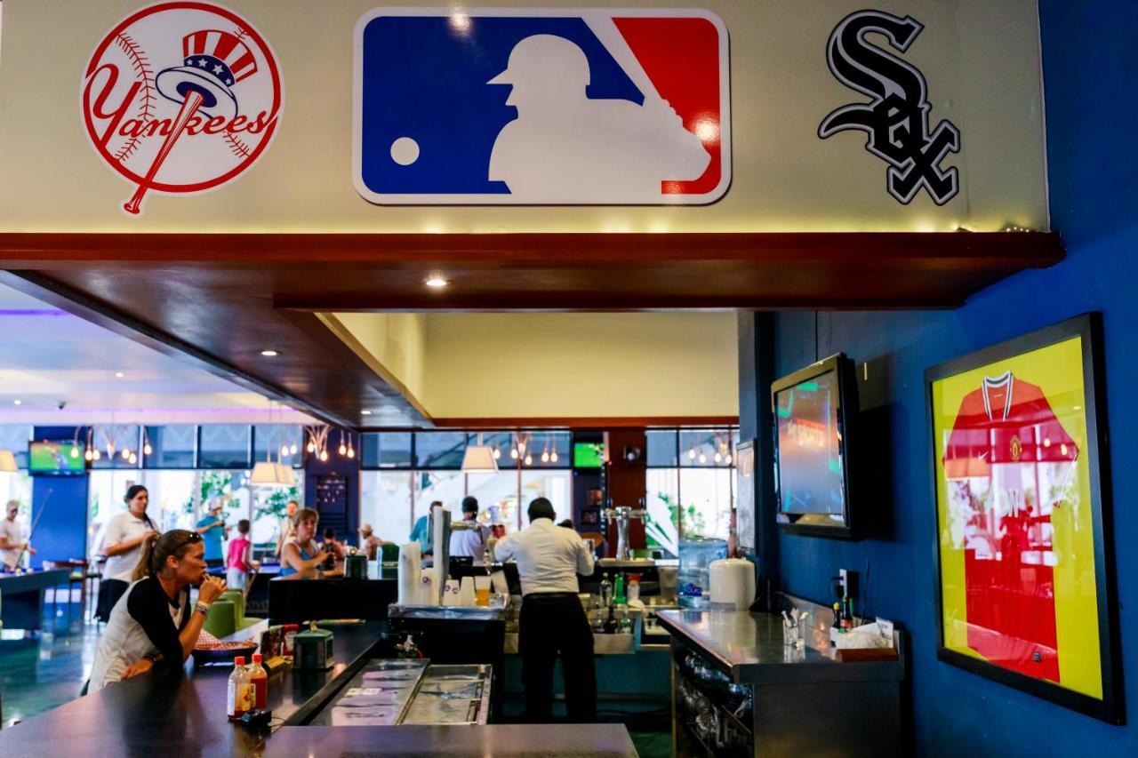 Grand Sunset Princess Playa del Carmen Eksteriør bilde Interior of a typical MLB-themed restaurant