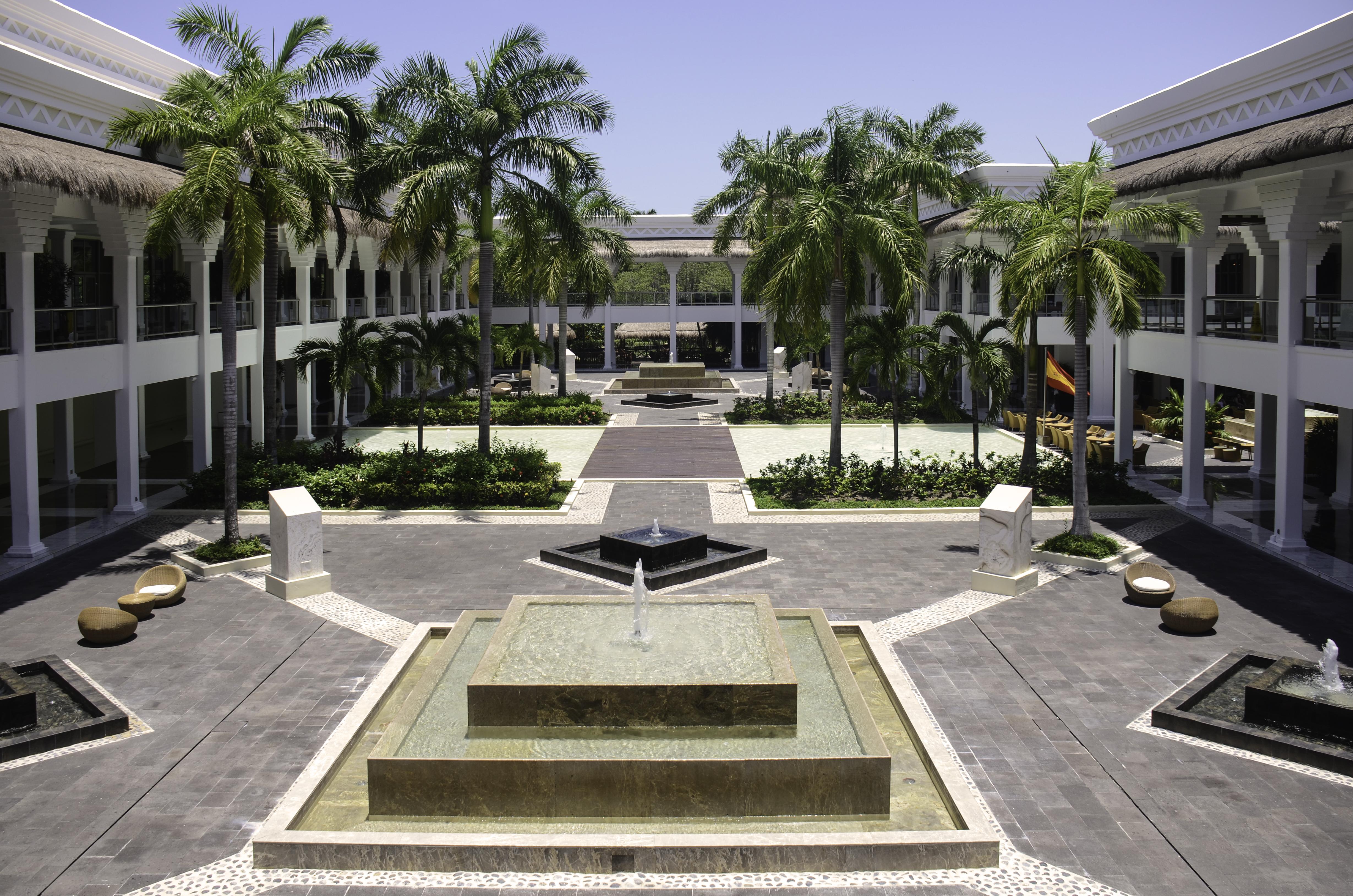 Grand Sunset Princess Playa del Carmen Eksteriør bilde Fountain at the center of the resort