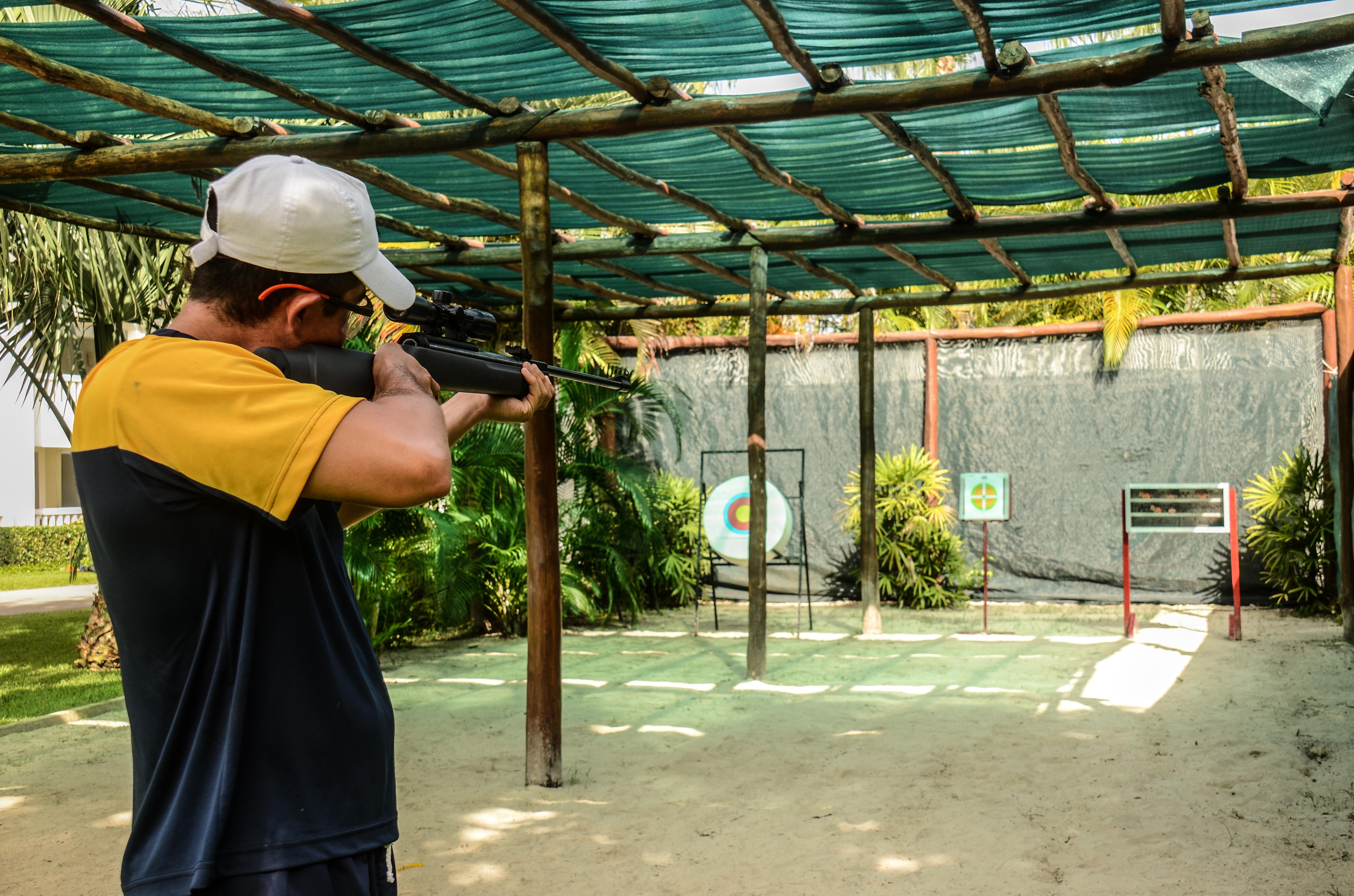 Grand Sunset Princess Playa del Carmen Eksteriør bilde A man shooting a rifle at a target